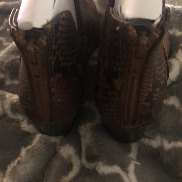 Women's Snakeskin Barb Ankle Boots NEW - Picture 5 of 8